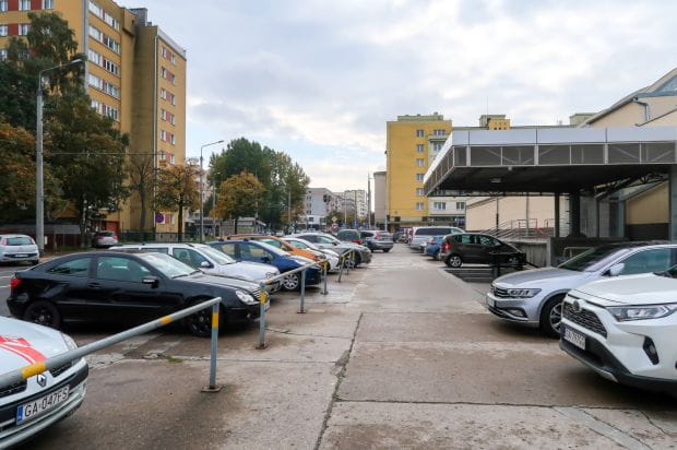 Samochody i miejsca parkingowe w okolicach Hal Targowych Gdynia 