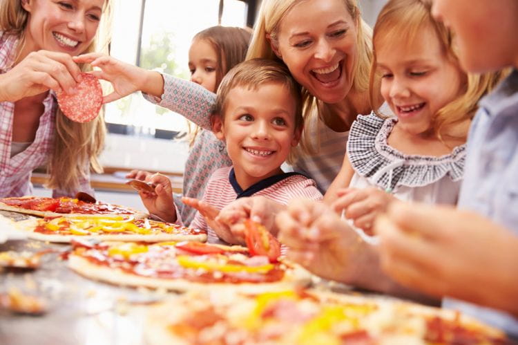 Jeśli dzieci chętnie pomagają w kuchni i ciekawi je łączenie smaków, może warto w nich rozwijać te zainteresowania podczas warsztatów kulinarnych.