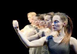 "Fast Act - Sztuka Znikania" Sopockiego Teatru Tańca to przede wszystkim zespołowość i współpraca szóstki tancerzy. 