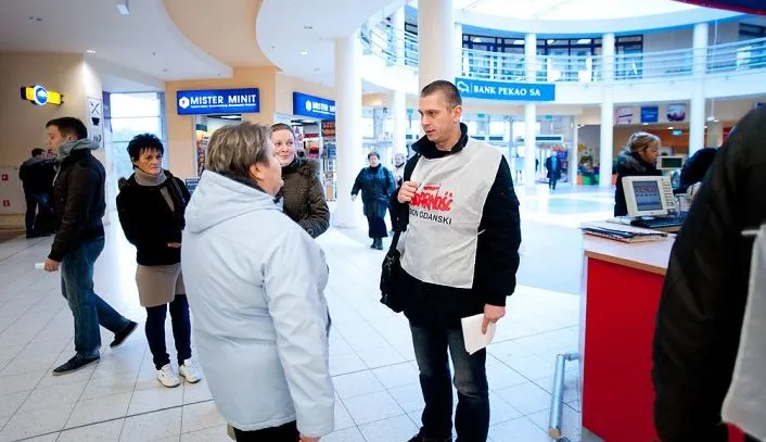 "Solidarność" postanowiła wystąpić w obronie pracowników  firmy Graal. 1 grudnia 2011 związek rozpoczął akcję ulotkową w gdyńskich marketach.