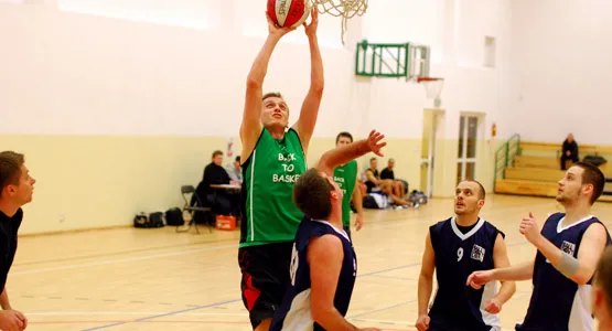 Lider gdyńskiego Back To Basket - Marcin Adamczyk (z piłką) mocno dał się we znaki koszykarzom Korest Sopot.