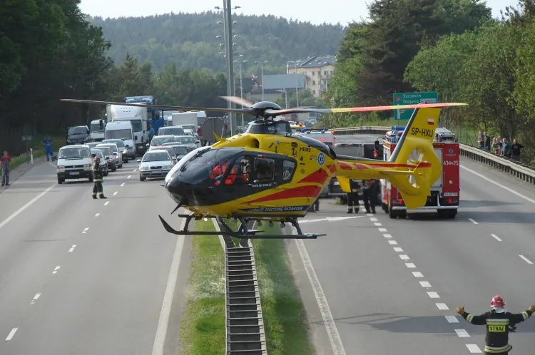 27 maja 2011 r. Lądowanie helikoptera z zespołem ratowniczym na obwodnicy w Karwinach.