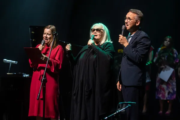 Jury konkursu: Agata Kulesza, Magda Umer, Jan Emil Młynarski podczas wykonania piosenki "Jeszcze w zielone gramy".
