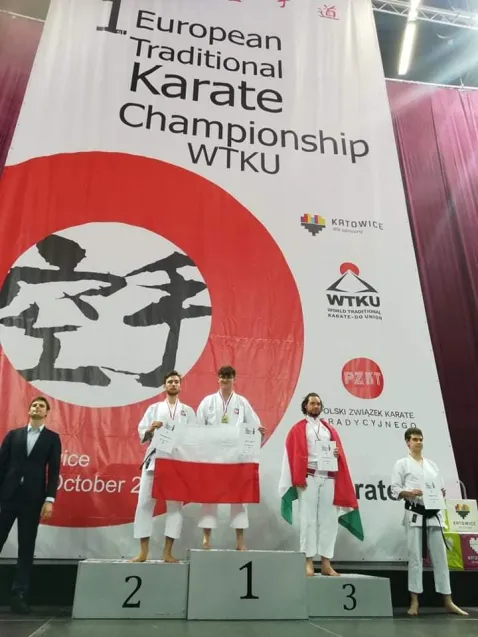 Mateusz Prondziński (pierwszy z lewej) trenuje karate ponad 10 lat.