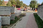 Zatoki parkingowe przy ul. Myśliwskiej powstają kosztem trawnika i chodnika. Zapewnią miejsca postojowe przy prywatnych lokalach usługowych.