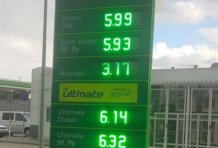 Rekordowe ceny paliw w hurcie windują ceny na stacjach benzynowych. 
