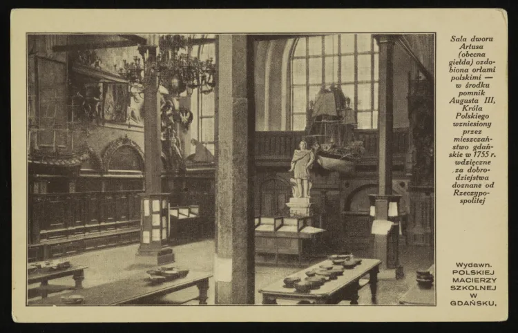 Wnętrze Dworu Artusa, z którego w II połowie lat 30. Niemcy usunęli niektóre elementy świadczące o związkach Gdańska z Polską. Pośrodku widać wspomniany w artykule pomnik polskiego króla Augusta III Sasa.