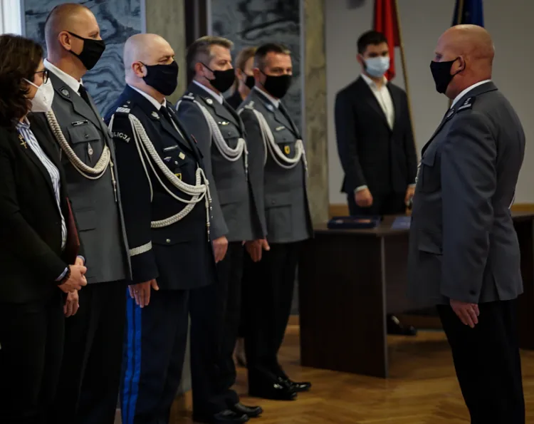 Insp. Tomasz Hintz (pierwszy od prawej) w poniedziałek przyjął nominację na szefa policji w Gdańsku.