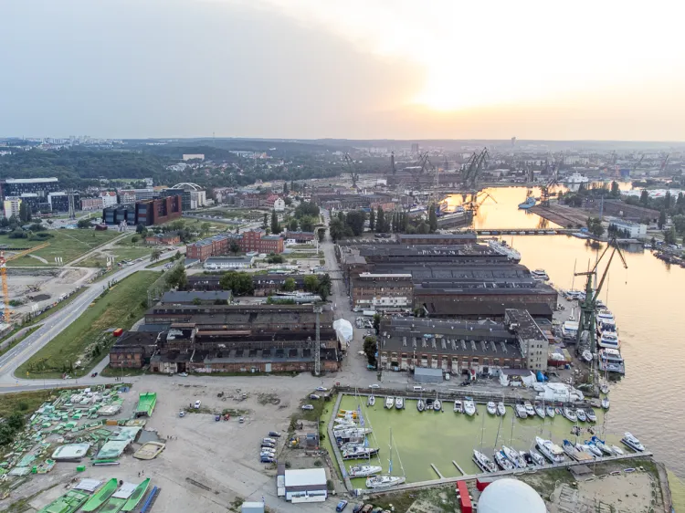 Młode Miasto to naturalny teren rozwojowy Śródmieścia Gdańska. Czy uda się jednak zagospodarować w sposób przemyślany, równoważąc potrzeby deweloperów, pamięć o historii tego miejsca oraz kreując dobrą przestrzeń publiczną - szczególnie na styku z wodą?