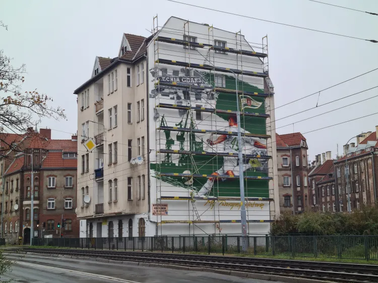 Mural Lechii powstaje na szczytowej ścianie kamienicy przy ul. Robotniczej.