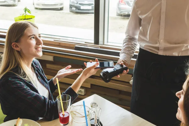 Płacenie telefonem, przelew "na telefon", BLIK, specjalne aplikacje zarówno po stronie klienta, jak i usługodawcy - na rynku pojawia się coraz więcej udogodnień, które ułatwiają dzielenie się rachunkiem w restauracji. 