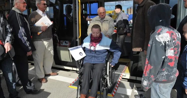 Podróż komunikacją miejską dla osoby niepełnosprawnej wymaga nie tylko skorzystania z przystosowanego do jej potrzeb taboru, ale również ponadstandardowej znajomości taryfy przewozowej.