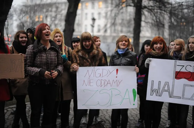 Jednym z wydarzeń, którym żyło w tym roku Trójmiasto, było m.in. zamykanie szkół w Gdańsku. Decyzja władz miasta spotkała się z ostrym sprzeciwem nie tyko rodziców, ale i uczniów.