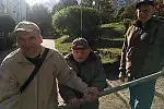 Stojący jako pierwszy od prawej Michał maluje obrazy.