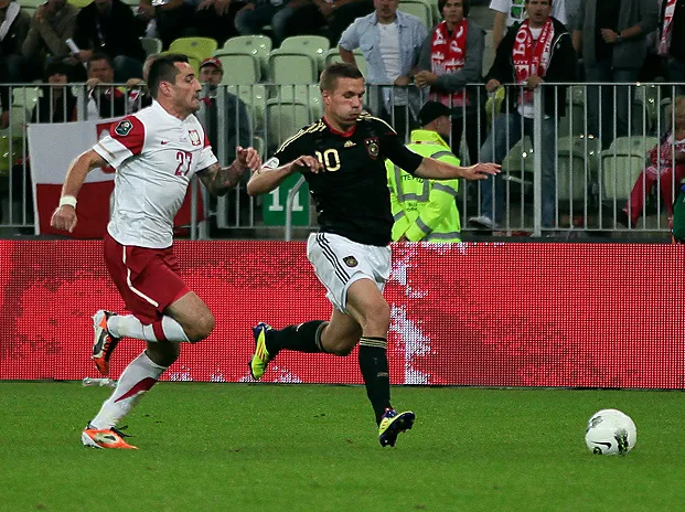 Lukas Podolski (nr 10) podczas pierwszego międzypaństwowego meczu, który odbył się na stadionie w Letnicy Polska - Niemcy (2:2) w 2011 roku. Na zdjęciu z Marcinem Wasilewskim. 