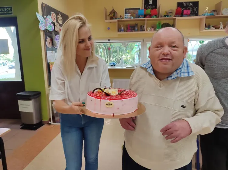 Święto jednego z Michałów. Obok niego psycholog pracująca w Żaglu, Agata Bućko.