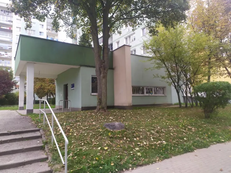 Przyklejone do jednego z bloków na Morenie wejście do środowiskowego domu samopomocy Żagiel.