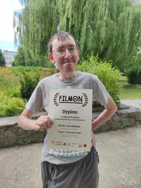 Bartek Kowalski z dyplomem za zajęcie trzeciego miejsca w konkursie plastycznym.