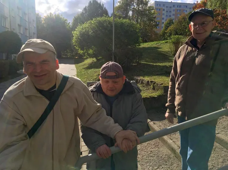Stojący jako pierwszy od prawej Michał maluje obrazy.