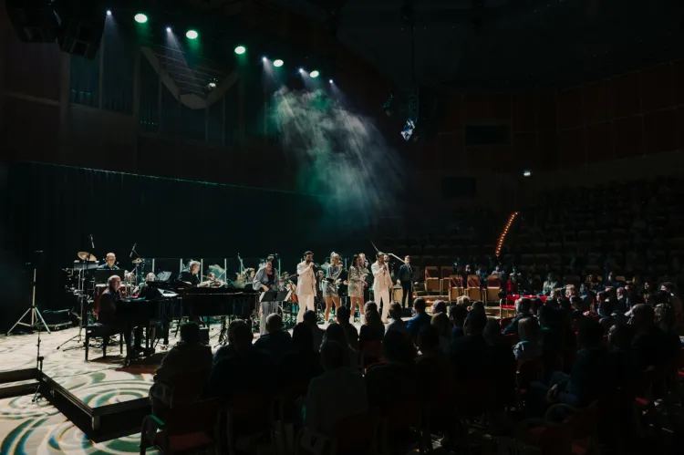 W sobotni wieczór w Filharmonii Bałtyckiej Wojciech Zieliński, soliści oraz orkiestra Zieliński Project zaprezentowali przeboje ABBY we własnych aranżacjach.