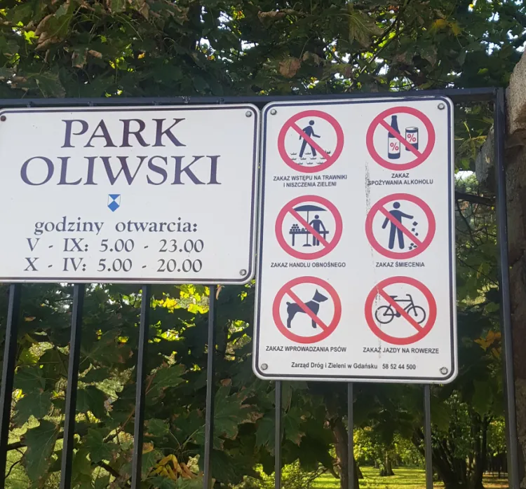 Zakaz wprowadzania psów do parku Oliwskiego został ustanowiony 10 lat temu, ale wciąż budzi dyskusje. Ma chronić wyjątkowy charakter parku, jego roślinność i bytujące w nim zwierzęta.
