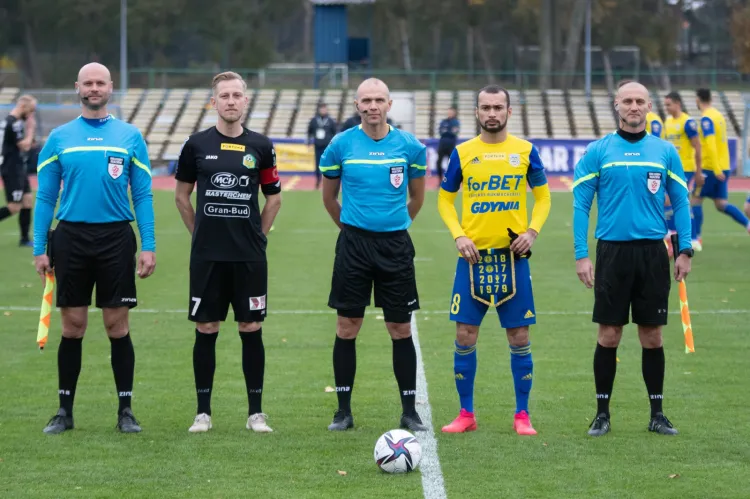 Ryszard Tarasiewicz na mecz Fortuna Puchar Polski z III-ligowcem zdecydował się wymienić wszystkich piłkarzy w porównaniu z "11", którą wystawił w debiucie w Arce Gdynia. Kapitanem został Marcus.