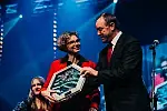 Pomorską Nagrodę Literacką "Wiatr od morza" za 2019 rok odbiera w imieniu Izabeli Morskiej jej przyjaciółka.
