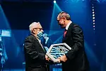 Pomorską Nagrodę Literacką "Wiatr od morza" za 2019 rok odbiera prof. Zenon Ciesielski.