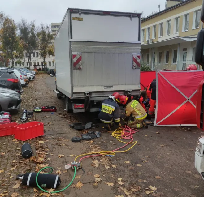 Aby wydobyć poszkodowanego spod pojazdu strażacy musieli użyć specjalistycznego sprzętu.