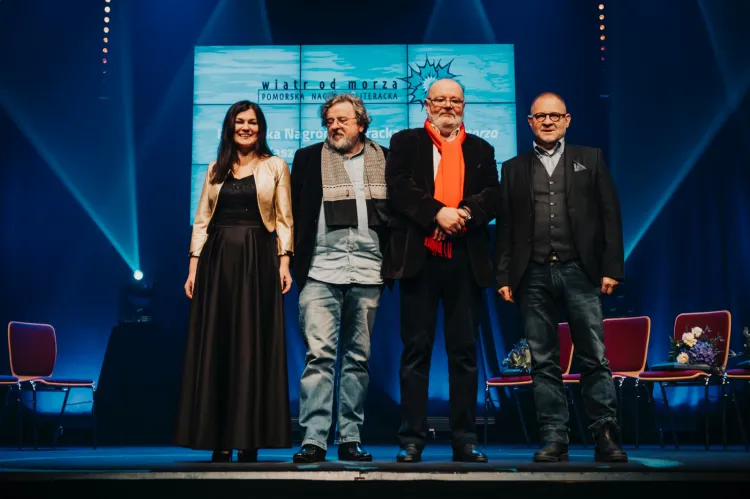 Laureaci Pomorskiej Nagrody Literackiej "Wiatr od morza" za rok 2020 (od lewej): Ida Czaja, Antoni Pawlak, Paweł Huelle, Mikołaj Trzaska.