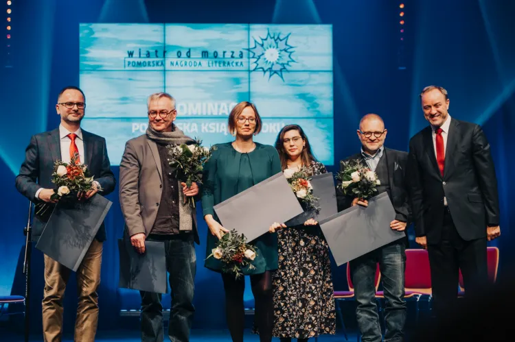 Gala przyznania Pomorskiej Nagrody Literackiej "Wiatr od morza". Nominowani do Pomorskiej Książki Roku wraz z marszałkiem województwa (pierwszy z prawej). Stoją od lewej: Janusz Dargacz, Marek Sterlingow, Dorota Karaś, żona Michała Ślubowskiego oraz Mikołaj Trzaska.

