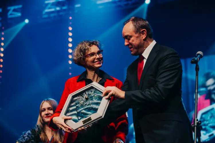 Pomorską Nagrodę Literacką "Wiatr od morza" za 2019 rok odbiera w imieniu Izabeli Morskiej jej przyjaciółka.