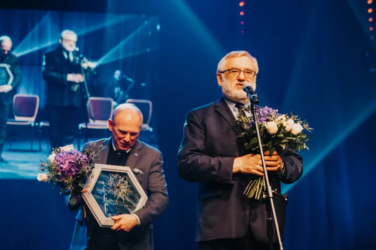 Pomorską Nagrodę Literacką "Wiatr od morza" za 2019 rok odbierają prof. Józef Borzyszkowski i prof. Cezary Obracht-Prondzyński.