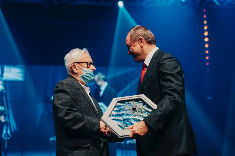 Pomorską Nagrodę Literacką "Wiatr od morza" za 2019 rok odbiera prof. Zenon Ciesielski.