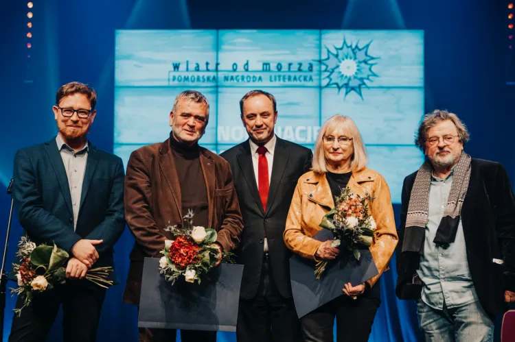Gala przyznania Pomorskiej Nagrody Literackiej "Wiatr od morza". Nominowani do Literackiej Książki Roku wraz z marszałkiem województwa (w środku). Stoją od lewej: Tadeusz Dąbrowski, Dariusz Filar, Barbara Szczepuła i Antoni Pawlak.
