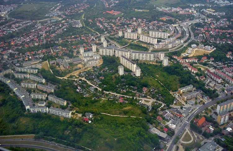 Do napadu doszło w biały dzień przy ul. Paderewskiego na Suchaninie. Na zdjęciu widok dzielnicy z lotu ptaka.
