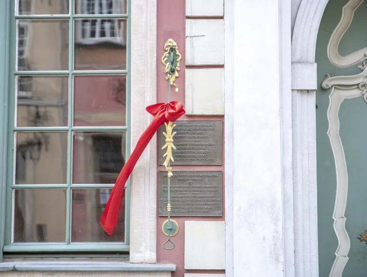 Dzwonek jest zawieszony na lewo od drzwi wejściowych do Domu Uphagena.