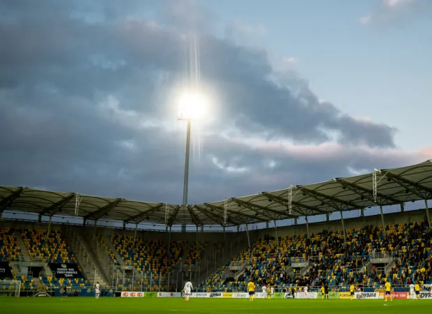 Coraz większe chmury nad perspektywą bezpośredniego awansu Arki Gdynia do ekstraklasy. Strata do wicelidera wzrosła już do 8 punktów. 