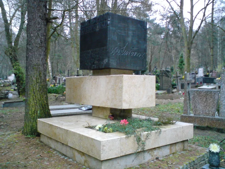 Na liście filmów znajduje się m.in. poświęcony miejscom pochówku znanych mieszkańców Trójmiasta. Na zdjęciu jeden z nich - nagrobek prof. Kieturakisa, słynnego lekarza, który znajduje się na cmentarzu Srebrzysko we Wrzeszczu.