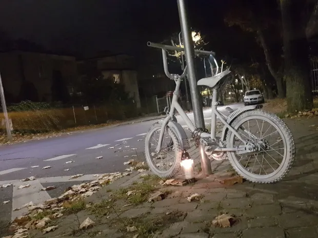 Ghost bike'i są ustawiane na całym świecie. Tu najnowsza instalacja z Gdyni.