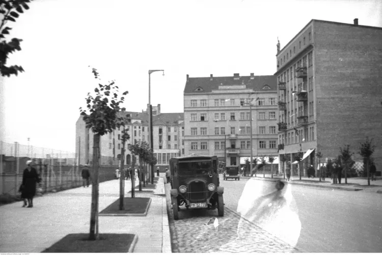 Po prawej stronie widoczny budynek przy ul. Starowiejskiej 47 w Gdyni, którego właścicielem był Antoni Jaworowicz. To właśnie on popadł w konflikt z prawem po zeznaniach fikcyjnej małżonki.