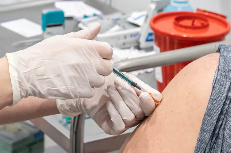 Przypominającą dawkę stosuje się we wskazanych grupach z zachowaniem odstępu co najmniej 6 miesięcy po ukończeniu pełnego schematu szczepienia przeciw COVID-19.