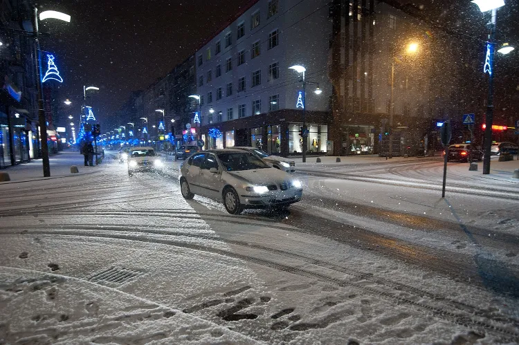 W zasadzie każdego roku śnieg zaskakuje kierowców. 