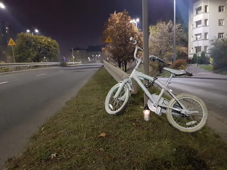 Ghost bike'i są ustawiane na całym świecie. Tu najnowsza instalacja z Gdyni.