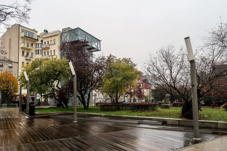 Infoboks i skwer Żeromskiego w Gdyni Śródmieście 