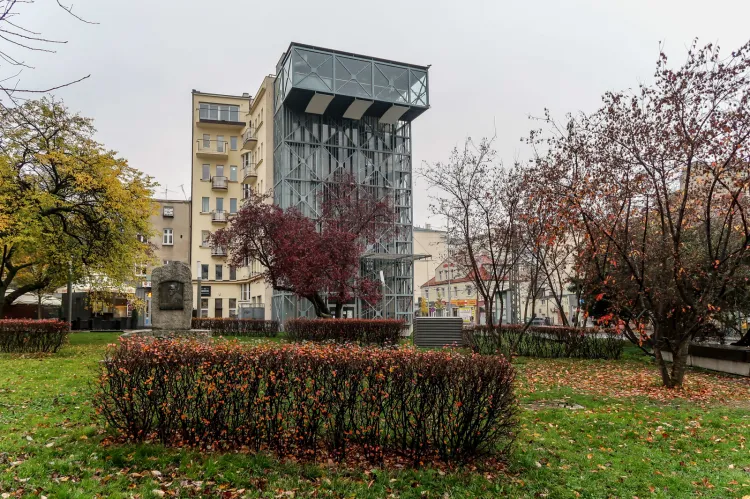Infoboks i skwer Żeromskiego w Gdyni Śródmieście 