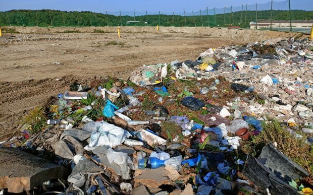 Śmieci z cmentarzy, także te nadające się do recyklingu, lądują na składowisku w Szadółkach nieposegregowane.