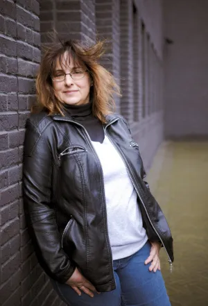 Agnieszka Pruska zyskała popularność dzięki serii bestsellerowych powieści policyjnych o śledztwach gdańskiego komisarza Barnaby Uszkiera.
