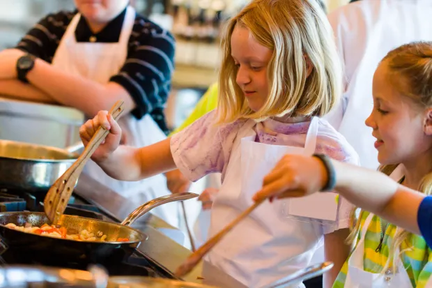 Dzieci często uwielbiają pomagać w kuchni, warto rozwijać w nich te pasje.