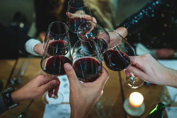 Aż o 20 zwiększono liczbę koncesji pozwalających na sprzedaż wina na wynos. Zdaniem władz miasta pozwoli to części restauracji przetrwać ciężki, pandemiczny okres.